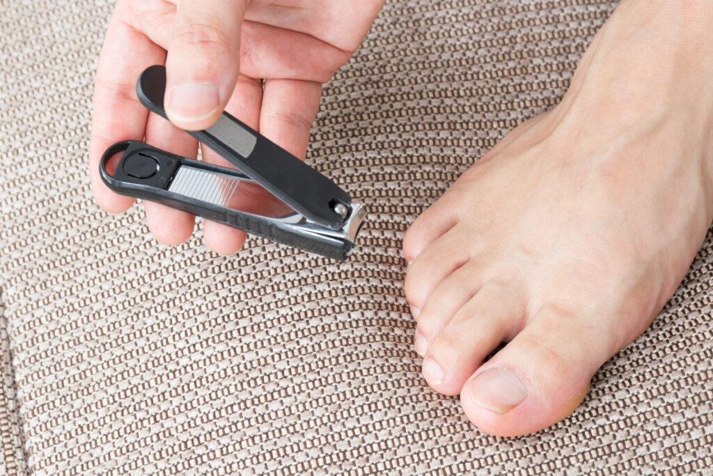comment couper un ongle en volute