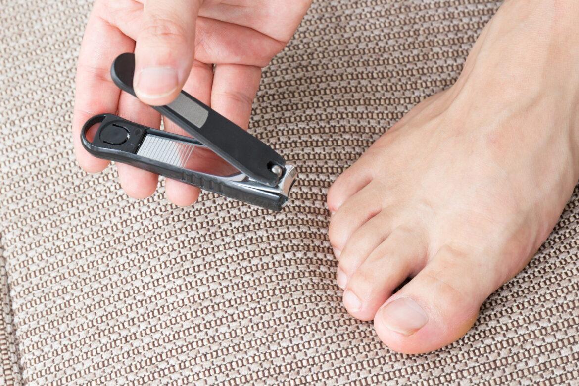 comment couper un ongle en volute