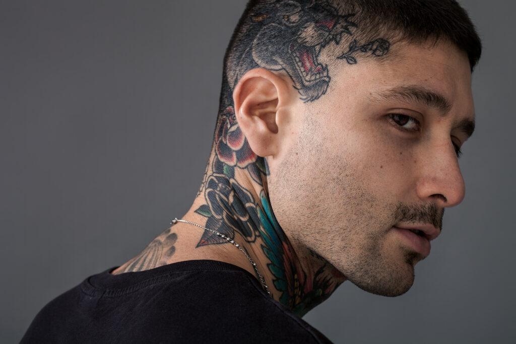 tatouage cou homme