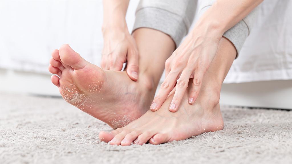 Pourquoi une peau sèche provoque-t-elle des démangeaisons aux pieds ?