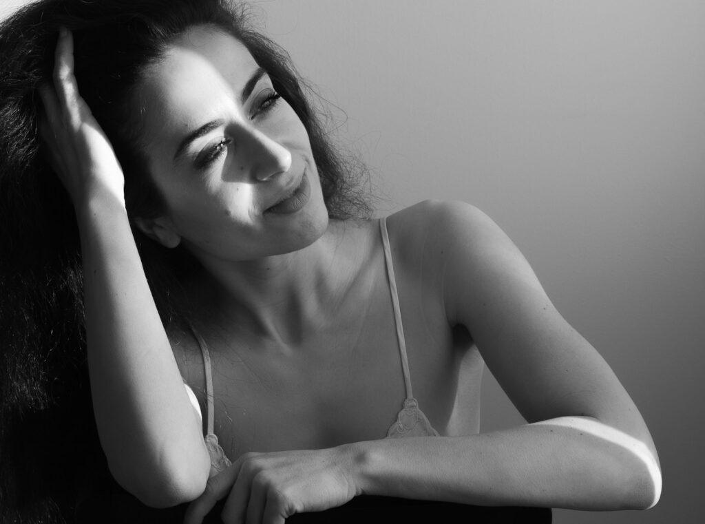 Femme aux cheveux longs, portrait en noir et blanc