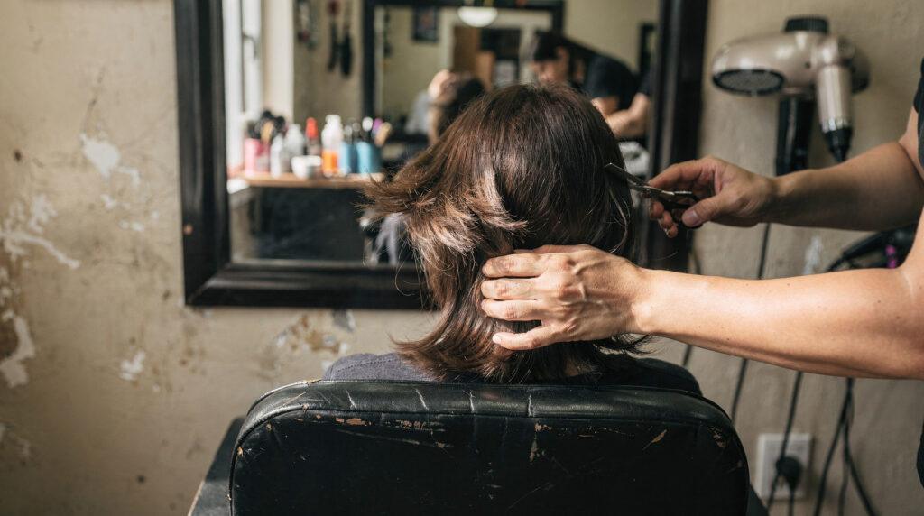 Femme mature chez le coiffeur avec une frange effilée