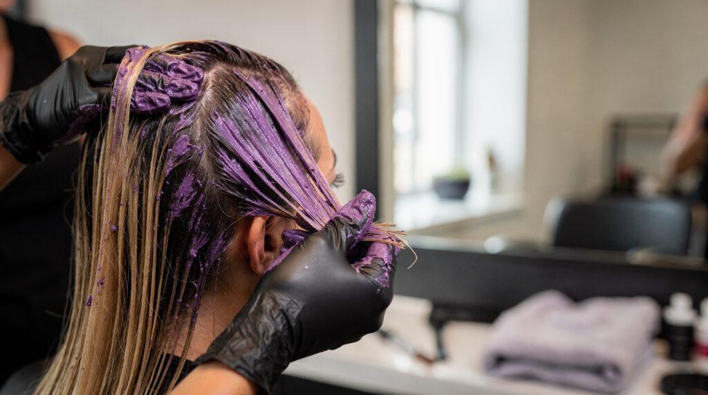 Patine cheveux appliquée en salon