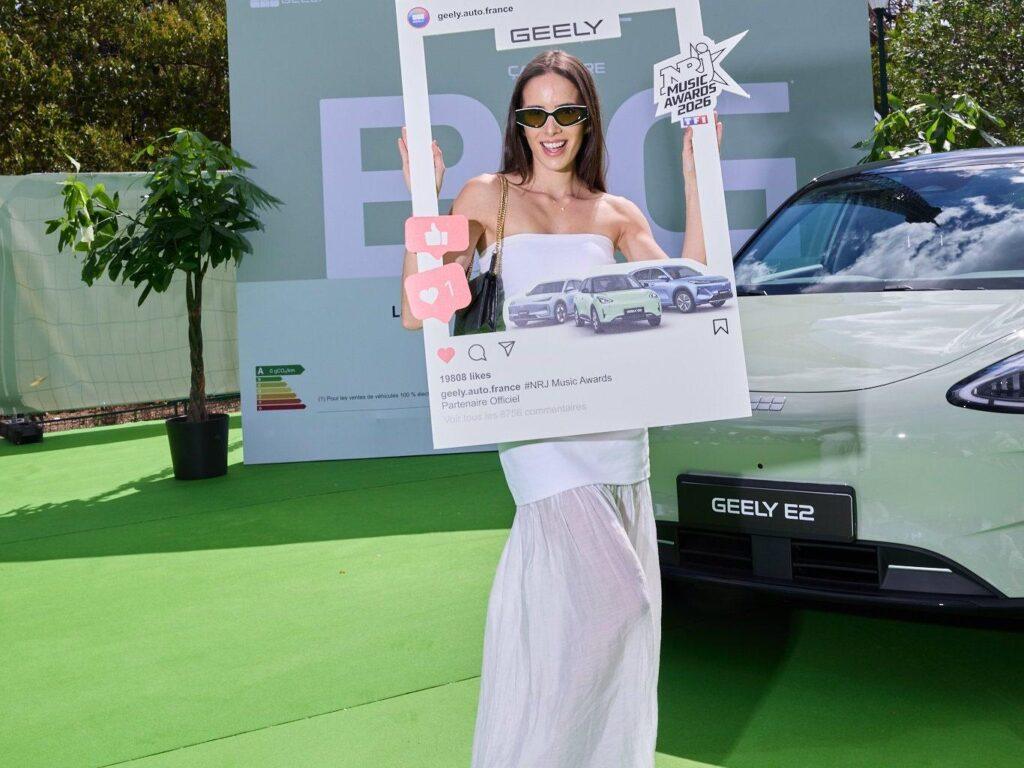 La Geely E2 en teinte Aurora Green exposée au Village Geely, au pied de la Tour Eiffel
