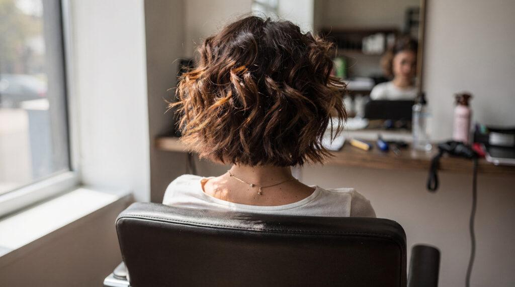 Femme avec shag mullet en salon de coiffure